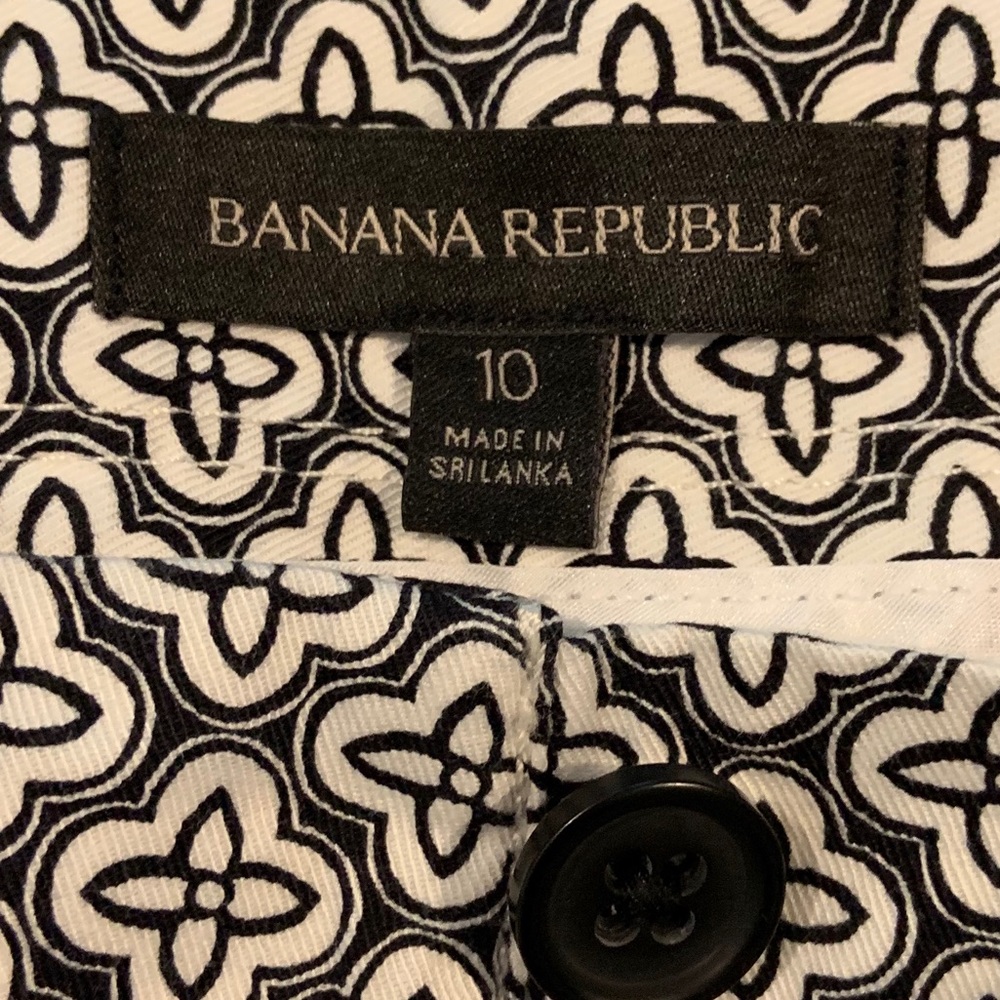 Banana Republic Shorts. Size 10. - Picture 3 of 3